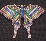 Lindo broche em metal dourado representando BORBOLETA com  detalhes de pedrinhas  multicoloridas. . Lindo broche. Medindo aproximadamente 6 x 6,5 cm.