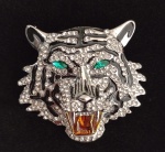 Lindo broche em metal na cor  prateado,  representando TIGRE, todo trabalhado com pedrinhas. Medindo aproximadamente 5 x 5 CM.