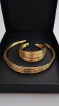 Belissimo conjunto de bracelete e gargantilha em metal dourado .
