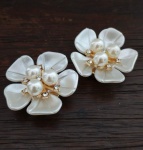 Belissimo Par de capa para botão em metal dourado , em formato de flor com detalhes em pedrinhas e perolas sinteticas . Medindo : 4x4x1 cm . Linda peça.