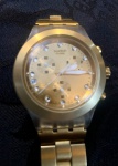 SWATCH  - Relógio com mostrador com fundo e pulseira dourados. Original Acompanha inclusive elos para serem usados se preciso for para aumentar a pulseira. Necessita trocar a bateria. Peça em excelente estado de conservação.
