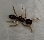 Exuberante broche em metal na cor dourada ,representando FORMIGA ,  na cor marrom esmaltado.. Medindo 5,5 x 3 cm. Linda peça