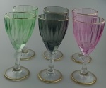 Belo conjunto de taças coloridas em tons diversos , com ricos detalhes filetados à ouro . Medindo 18 cm de altura . Total seis peças