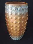 Belissimo Vaso em Cerâmica de grande proporção , no tom marrom com leve mesclado em azul acinzentado e  com decorações de botões em alto relevo . Linda peça . Medindo : 24x24x46 cm.