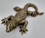 Escultura decorativa em resina representando Lagarto , no tom dourado . Medindo : 23x13cm .