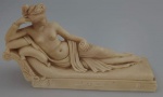 Escultura em Resina Italiana representando Venus Victrix ( Vênus Vitoriosa - deusa da mitologia grega ) , reclinada sobre um divã tendo em sua mão uma maça . Linda Peça . Medida : 22x13x6 cm.