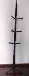 Cabideiro de pé em madeira nobre, todo torneado. Medindo 180 cm de altura.