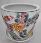 Belissimo Cachepot em cerâmica vitrificada , ricamente decorado com figuras de passaros , flores e folhagens , acompanha prato para apoio . Med cachepot : 18cm de Altura / Boca : 20cm / Circu : 66cm / Prato : 18 x 3cm. Existe o Quarteto iguais com tamanho diferente no leilão.