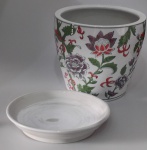 Belissimo Cachepot em cerâmica vitrificada , ricamente decorado com  flores e folhagens nos tons verde , vermelho e lilas , acompanha prato para apoio . Med cachepot : 18cm de Altura / Boca : 20cm / Circu : 66cm / Prato : 18x3cm. Existe o Quarteto iguais com tamanho diferente no leilão.