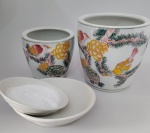 Belissimo Par de  Cachepot em cerâmica vitrificada , ricamente decorado com figuras de passaros , flores e folhagens , acompanha prato para apoio . Med do maior cachepot : 15cm de Altura / Boca : 15cm / Circu : 52cm / Prato : 15 x 3 cm. Existe o Quarteto iguais com tamanho diferente no leilão.