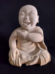 Escultura de Buda menino em arenito, medindo 33 x 28 x 9. O braço da escultura foi colado .