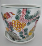 Belissimo Cachepot em cerâmica vitrificada , ricamente decorado com figuras de passaros , flores e folhagens , acompanha prato para apoio . Med cachepot : 20cm de Altura / Boca : 24cm / Circu : 80cm / Prato : 22 x 3,5cm. Existe o Quarteto iguais com tamanho diferente no leilão.