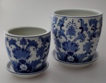 Belissimo Par de Cachepot em cerâmica vitrificada , ricamente decorado com folhagens e arabescos no tom azul cobalto , acompanha prato para apoio . Med maior cachepot : 15cm de Altura / Boca : 15cm / Circu : 52cm / Prato : 13 x 3cm.