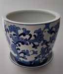 Belissimo Cachepot em cerâmica vitrificada ,ricamente decorado com folhagens e arabescos no tom azul cobalto , acompanha prato para apoio . Med cachepot : 18cm de Altura / Boca : 20cm / Circu : 66cm / Prato : 18 x 3cm.