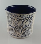 Belissimo Cachepo decorativo em ceramica vitrificada , com decoração floral na cor azul e branco . Medindo : 16 x 16 x 15 cm .