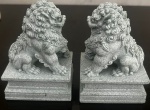 Belo par de estatuetas, dita" CÃO DE FÓ"; Feng Shui chinês, FU FOO PAIR, As estatuetas são confeccionadas com riqueza de detalhes, em material de rochas aglomeradas em coloração esverdeada. Medindo 9 cm de altura x 6 x 5 cm.