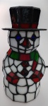 Boneco de neve iluminado, trabalhado com placas de vidro multicoloridas , estilo vitrô. Medindo 22 cm de altura.