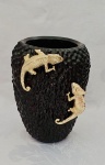 Exótico vaso todo trabalhado em relevo  na cor preta com dois lagartos com patina dourada aplicados na parte superior de peça . Medindo 23 cm de altura .
