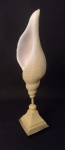 Belíssima escultura representando concha em resina nas cores originais, peça toda em alto relevo, com suporte Base na cor grafite, no mesmo material. Medindo 40 cm de altura.