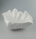 Floreira representando concha na cor Branco toda trabalhada em relevo. Medindo : 30x24x10 cm. Temos uma outra igual no leilão .