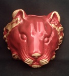 Floreira para parede em cerâmica vitrificada na cor vermelho Málaga  com detalhes na cor bege, representando felino. Medindo aproximadamente 13 x 19,5 x 10 cm.