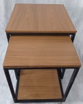 Conjunto Mesa Ninho lateral canto . Medida maior : 51x51x64 cm / Med. Menor : 45x45x57 cm. Apresenta pequeno estufamento na formica .