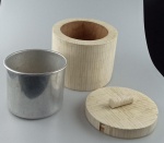 Balde para gelo , com interior em inox e parte externa possivelmente revestido em osso . Medindo : 18x20 cm .Apresenta avaria na parte inferior .