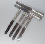 PRATA 900 -  Lote com Seis facas para refeição .Parte cortante apresenta ferrugens .