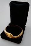 Pulseira em ouro , design simulando SERPENTE, original anis 60/70, olhos no tom verde. Peso 27,7g. A peça não encontra-se em nosso espaço, por motivo de segurança.