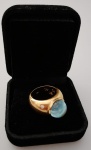 Anel HStern; Aro 18, Ouro amarelo 18K com um topázio azul de lapidação redonda cabochão de peso estimado em aproximadamente 10 ct, cor azul médio, grau de pureza IL e um diamante de lapidação redonda brilhante de peso estimado em aproximadamente 0.03 ct, grau de cor G e grau de pureza VS; Marcas e contrastes: símbolo da marca e 750;Itens inclusos:, case. Peso total 13.1g. Acompanha case original em couro. A peça não encontra-se em nosso espaço, por motivo de segurança.
