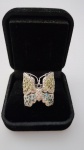 Anel Butterfly  Aro 17 Ouro amarelo com banho de ródio, 18K com detalhes em topázio azul e diamantes nas asas. Peso total 11,9g. A peça não encontra-se em nosso espaço, por motivo de segurança.