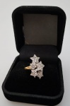 Anel em ouro amarelo 18 k , com detalhe de cinco estrelas embelezadas com diamantes. Aro 10,5 e Peso 5,2g. A peça não encontra-se em nosso espaço, por motivo de segurança.