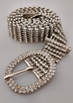 Cinto em metal prateado todo trabalhado com strass. Medindo 90 cm de comprimento e 2,5 cm de largura.