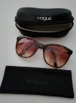 VOGUE - Óculos em acetato em tom tartaruga, hastes em metal , dois detalhes em tom bege e o final da haste em acetato. As lentes estão com grau.
