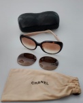 CHANEL - Excepcional e elegante óculos original, em acetato em tom castanho , dito tartaruga e hastes na cor bege queimado com decoração geométrica. Lentes com grau . Acompanha  as lentes para sol originais, a case com desgastes e o porta óculos em tecido; todos o itens originais.