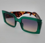 Óculos modelo quadrado na cor verde e armação interna em animal Print .