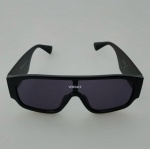 Lindo Óculos na cor preto , em forma retangular .