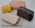 Quatro bolsinhas necessaires diversas . Maior medindo : 20x14 cm