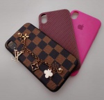 Três capinhas de celular Iphone XR . No estado .