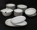 PORCELANA SCHMIDT VOYAGE BARROCO - Elegante e antigo conjunto para Jantar Arte Deco , anos 50 , em Porcelana na cor branca , com borda filetada a prata . Constando 1 Terrina com tampa , 2 Bowls , 3 Travessas ovaladas , 12 Pratos fundos , 12 Rasos , 12 Pratos Sobremessa . Total : 42 peças . Medida :