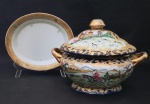 Belissima Terrina de Porcelana chinesa com travessa , com belissima cena de paissagem no campo . Linda peça . Medida : 33cm altura total com tampa / Largura c alça boca 25x18 cm / Prato : 32x26x5 cm. Apresenta discreto desgastes na filetagem dourada .