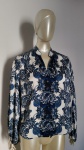 LIMELIGHT -  Camisa com manga longa em sedinha , com estampa na cor branca e azul ; com decoração de arabescos e floral , botões na parte frontal e elastico na parte do punho . Tamanho : M