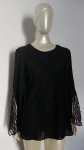 Elegante blusa preta em viscose ricamente bordada na parte peitoral e punhos , trabalhadas com rendas e borlas preta . Possivelmente veste : G .