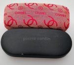 Dois estojos vazios para óculos de diferentes marcas  . Usados , no estado .