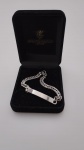 Pulseira em aço , com corrente e plaquinha.