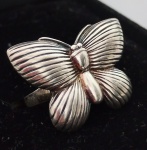 Belissimo anel em formato de Borboleta , possivelmente prata, sem contraste . Aro : 17