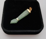 Belissima joia  pingente em Figa;  em pedra Brasileira com acabamento em ouro baixo , no tom verde . Medindo : 3 cm.