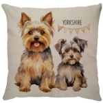 Capa para almofada com zíper invisível, feita em linhão crú com impressão na frente de Yorkshire e verso liso. Tecido em Linhão 100% Poliéster. Dimensões da Capa: 43 cm X 43 cm. Não acompanha enchimento.