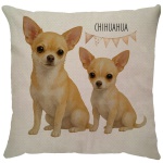 Capa para almofada com zíper invisível, feita em linhão crú com impressão na frente de Chihuahua Bege e verso liso. Tecido em Linhão 100% Poliéster. Dimensões da Capa: 43 cm X 43 cm. Não acompanha enchimento.