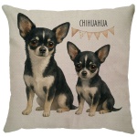 Capa para almofada com zíper invisível, feita em linhão crú com impressão na frente de Chihuahua Preto e verso liso. Tecido em Linhão 100% Poliéster. Dimensões da Capa: 43 cm X 43 cm. Não acompanha enchimento.